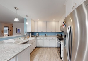 Bright, mountain escape with pool, hot tub, fireplace, modern kitchen & balcony
