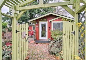 Bright Snohomish Studio Steps to Centennial Trail!