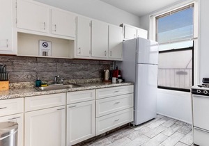 Bright & Stylish 1BR with Workspace