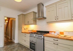 BROCK COTTAGE, pet friendly, character holiday cottage in West Bay