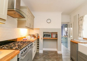 BROCK COTTAGE, pet friendly, character holiday cottage in West Bay
