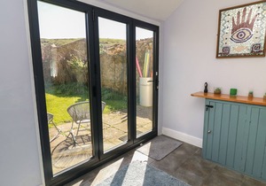 BROCK COTTAGE, pet friendly, character holiday cottage in West Bay