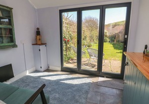 BROCK COTTAGE, pet friendly, character holiday cottage in West Bay
