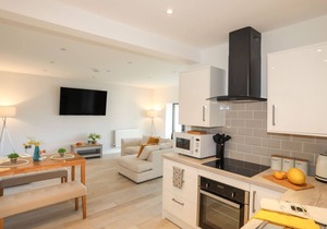 BRYN MIN MANTON BACH, pet friendly, with a garden in Caernarfon