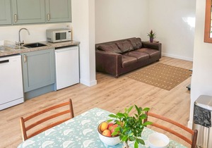 Bueno is a ground floor cottage, ideally located to explore what this part of Wales has to offer.
