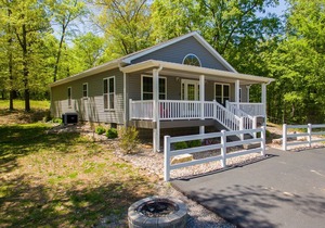 Built in 2017 - 4 BR/3 BA Lakeview in Grand Rivers - The Only City on Both Lakes