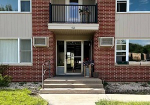 Butterfly Park Retreat #1 - Centrally located to Decorah's Top Attractions!