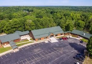 Cabin 2475 - Eye-Catching Log Cabin inside Resort