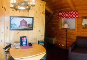 Cabin Creek Inn - Standard King by Highway