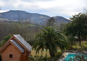 Cabin located in a natural environment, located between sea and mountain.