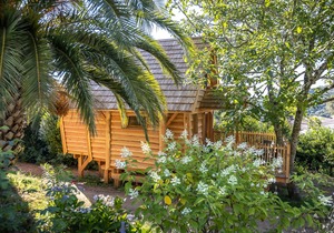 Cabin located in a natural environment, located between sea and mountain.