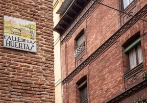 Calle Huertas Corazón by RegalateMadrid