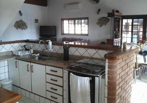 CASA COM PISCINA, CAMPO DE FUTEBOL SOCIET e PRÓXIMO A PRAIA