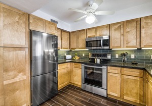 Casa De Emdeko 219 2 Bdrm DIRECT Ocean Front CORNER unit, Wrap around Lanai!