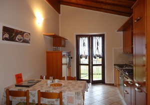 Casa Vittoria type V1, up to 5 people, garden, only 200m to the lake/beach