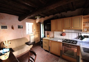 Castè is a tiny medieval village behind the 5TERRE
