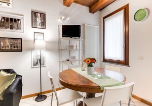 Central Studio with Wi-Fi, aircon & washing machine