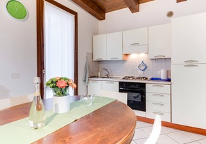 Central Studio with Wi-Fi, aircon & washing machine