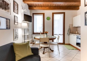 Central Studio with Wi-Fi, aircon & washing machine