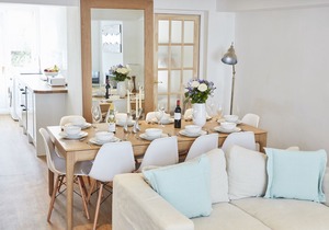 Centrally located, 3 bed cottage with garden & parking (sleeps 10)