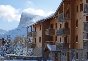 Chalet, 300m from ski slopes, fitness, swimming pool, sauna, terrace, parking, tv, ski locker, 56m²