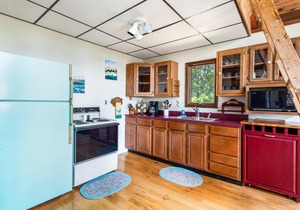 Chalet Cabin w Amazing Views, Huge Deck, Fire Pit!