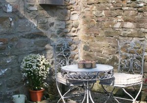 Chapel Cottage Set in a private courtyard in central location with 2 parking spaces