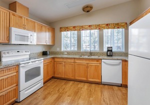 Charm & Relaxation in the Mountains! 3 Serene Units, Indoor Pool, BBQ Facilities, Sports Courts