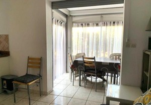 Charmant T2 en Pinède avec parking, véranda et terrasse, à 900m de la plage, idéal pour 4 personnes - FR-1-607-41