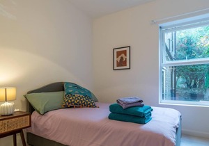 Charming 1 Bedroom Apartment in Shepherds Bush with Patio Area