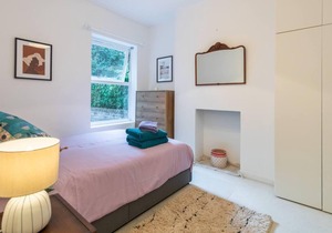 Charming 1 Bedroom Apartment in Shepherds Bush with Patio Area