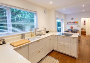 Charming 1 Bedroom Apartment in Shepherds Bush with Patio Area