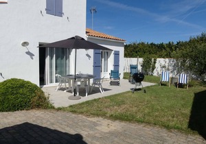 Charming 2-Bedroom House Near Beach & Town + Terrace, BBQ, Parking Included