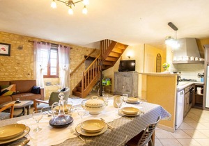 Charming 3-Bedroom Farmhouse Near Scenic Limeuil with WiFi, Terrace & Baby Equipment