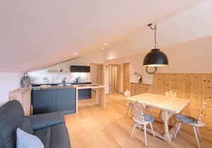 Charming and Cozy Holiday Home “Ferienwohnung SEA Wieserhof” with Mountain View, Balcony, Shared Garden & WiFi; Parking Available