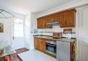 Charming Apartment with Balcony, 2 Bedrooms, 5min Drive to Beach, Quiet Area in Hendaye