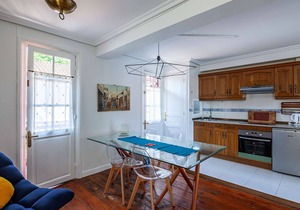 Charming Apartment with Balcony, 2 Bedrooms, 5min Drive to Beach, Quiet Area in Hendaye