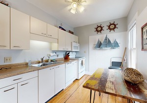 Charming, historic cottage with modern upgrades - stroll to dining & attractions