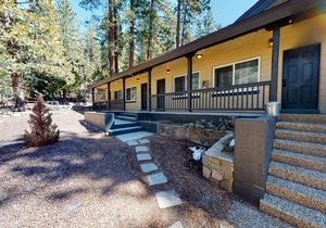 Charming hotel with lakeview, golf, skiing, WiFi, & Netflix