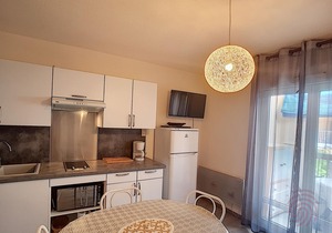 Charming Renovated Apartment with Terrace, Garden View, and Free Wi-Fi Near Lamalou-les-Bains Center