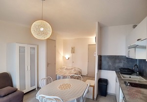 Charming Renovated Apartment with Terrace, Garden View, and Free Wi-Fi Near Lamalou-les-Bains Center