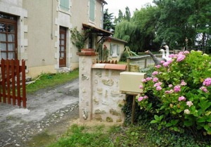 Charming Watermill Gîte: 6BR, Fireplace, Private Garden, Pond, Terrace, WiFi, Linens Included