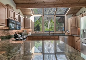 Chetola 4BR Luxury House; Pool, Fitness Center, Walk to Town,Hike in Nat'l Park