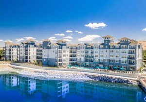 Chic Apt w Jacuzzi, Pool, BBQ, & Mountain Views