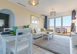 Chic Beachfront Flat with Amazing Sea Views and Private Indoor Parking