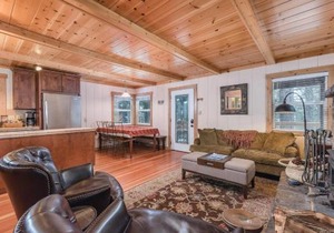Chic Carnelian Bay Cabin