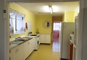 Classic Lancelin split level 70s beach house with ocean views, sleeps 8