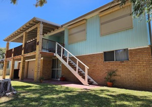 Classic Lancelin split level 70s beach house with ocean views, sleeps 8