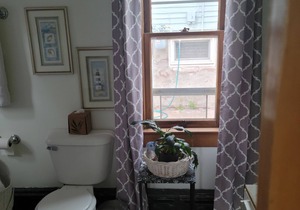 CLEAN, Comfortable, Cute 2 bedrm home - Heart of Marquette!