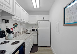 Clean/Cute Efficiency Ocean Views w/Pool & Parking